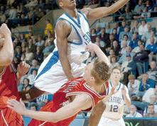 加拿大队不断突破！西亚卡姆连续五场比赛得分爆发赢得满堂喝彩