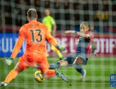 足球赛事竞争激烈，每场比赛都充满不确定性