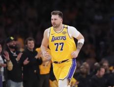 东契奇惊艳全场，迎来胜利助攻爆棚，爵士逆转取胜！